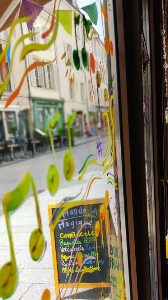 J-2 pour fêter l'arrivée de l'été en musique au 76 Grande Rue ! 🤸🎉 Merci à Marie, notre stagiaire en com' (qui arrive au bout de sa période, snif) d'avoir résumé les préparatifs en vidéo 😇 On vous dit à samedi soir, ou à demain pour les moins patients 😋