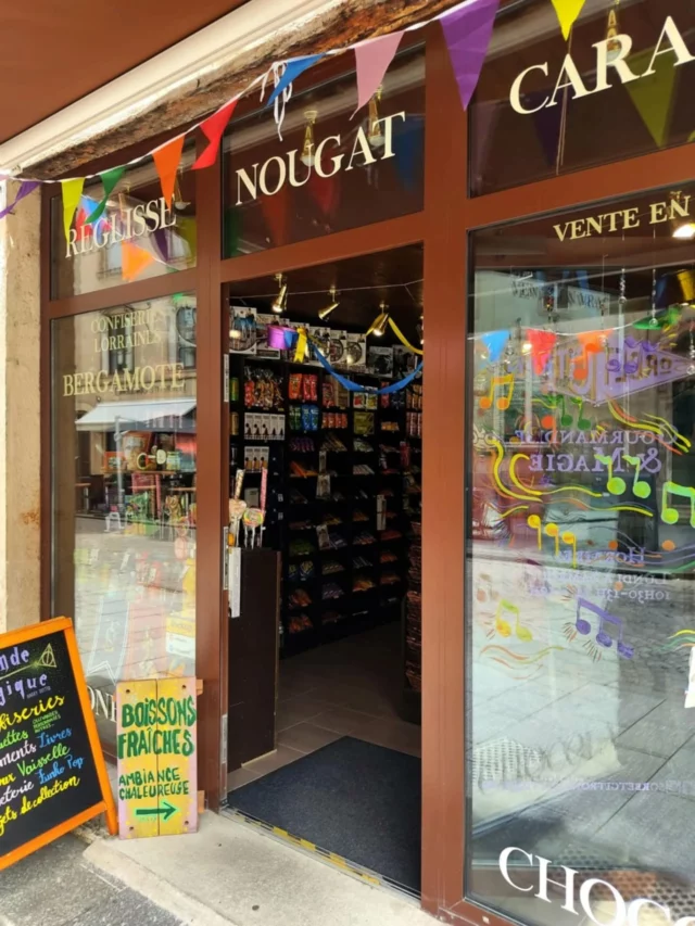Voici le signe selon lequel TU DOIS passer chez Sorbet Citron avant l'été 💐☀️ Tout est prêt, des rubans joyeux aux cartes rêveuses, notre univers n'attend que toi pour les jolis jours à venir en vieille ville de Nancy ! Rendez-vous au 76 Grande Rue pour ta dose de couleurs et d'émerveillement. Chacun son domaine, nous c'est d'arrondir vos bouches en Oooh stupéfaits et d'apporter les étoiles dans vos yeux 😲🤩 

💜 du lundi au samedi : 10h30-13h 14h-19h
💜 Gourmandise, Magie, Curiosité
💜 https://sorbetcitron-boutique.fr

👉 merci @stagiaire_sorbetcitron pour ton travail sur la décoration du magasin (suivez-la)
👉 Merci @woolcraft54 pour le prêt des petits tapis en vitrine ! (découvrez sa boutique)

À très vite 🤗